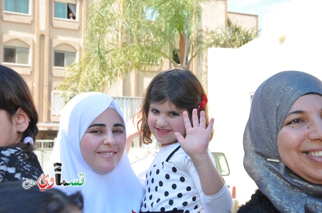 كفرقاسم – فيديو: بساتين الامل, السلام , والمحبة تحتفل بعيد الام على انغام عمو انس وجوقته ..